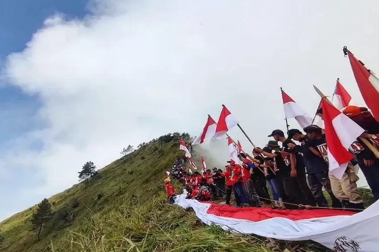 gambar pemandangan gunung yang indah