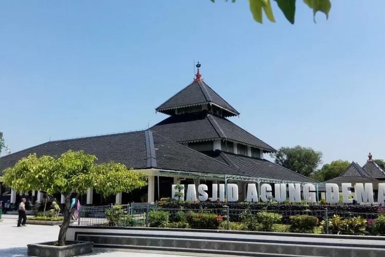 Mengulik Sejarah Asal Usul Berdirinya Masjid Agung Demak Penuh