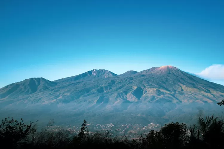 Terkenal Angker, Inilah 7 Alasan Kamu Harus Coba Wisata Mendaki Gunung ...