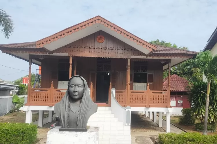 Rumah Fatmawati Sukarno Yang terletak di Jalan Fatmawati No 10 Kelurahan Penurunan, Kecamatan Ratu Samban Kota Bengkulu , Destinasi Wisata  Sejarah  yang ada di Kota Bengkulu yang selalu ramai dikunjungi saat musim liburan  (R Y Pertama)