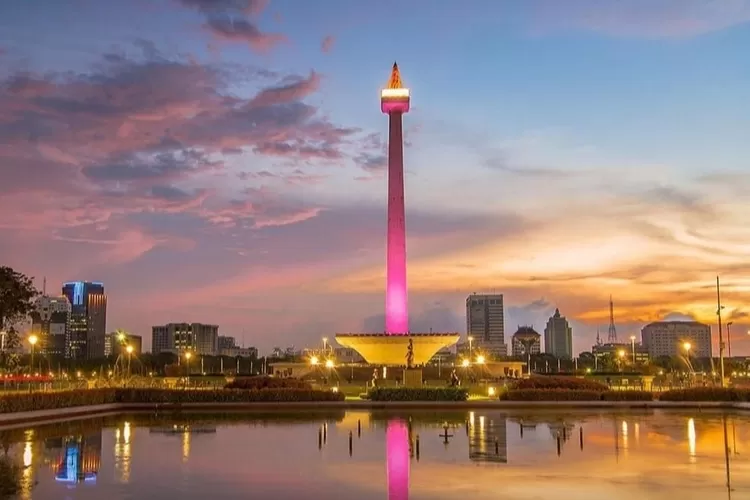 Tangkapan layar instagram pesona.indonesia dan sandiuno, memperlihatkan Monas ikonik Jakarta.  (instagram pesona.indonesia dan sandiuno,)