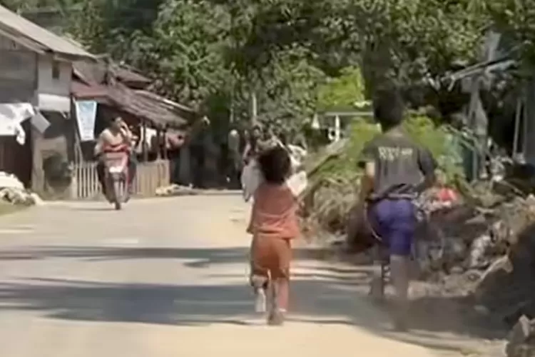 Tangkapan layar saat dua bocah pengungsi banjir di Aceh kegirangan ketika menerima madu dan kurma. (Instagram/auliafaulia)