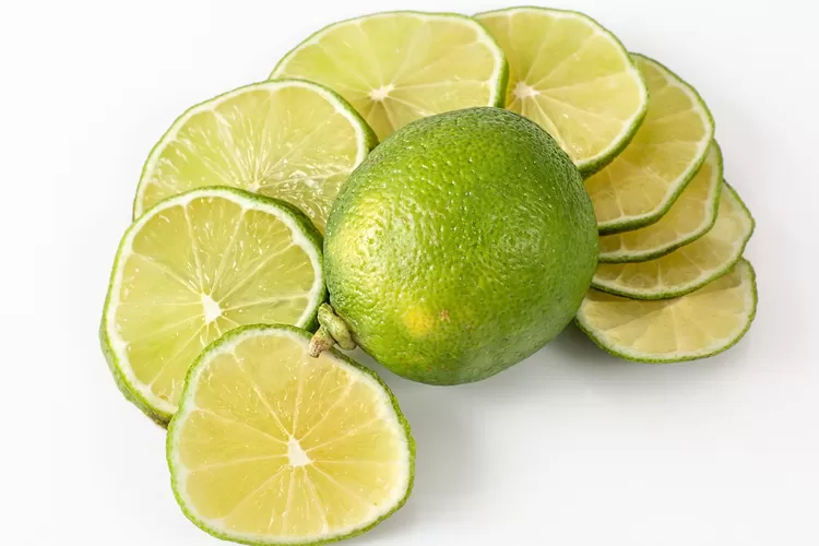 Benarkah Jeruk Nipis bisa meredakan batuk berdahak, simak di sini. (Pixabay)