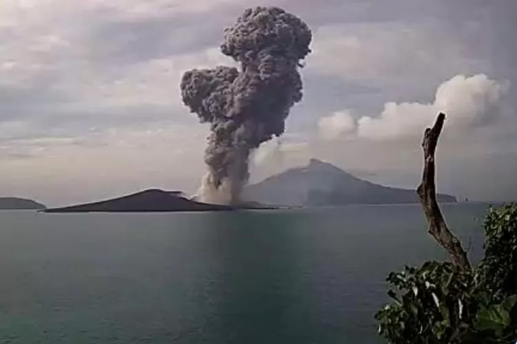 Erupsi Gunung Krakatau (Jabodetabek.Id)