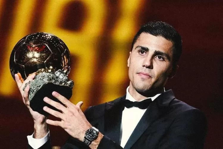 Potret Rodri raih penghargaan Ballon d&rsquo;Or tahun 2024, simak prestasi gemilang sang gelandang bertahan andalan Timnas Spanyol dan Manchester City.  (Instagram.com/@everythingrodri)