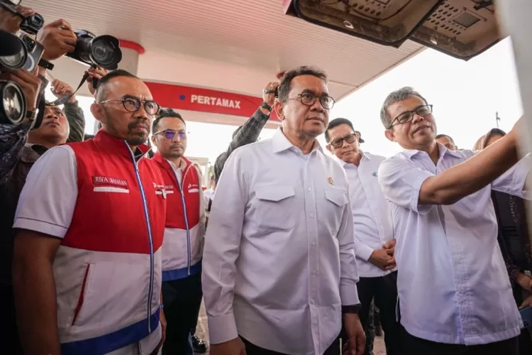 Potret Dirut Pertamina sekaligus tersangka kasus dugaan korupsi minyak mentah, Riva Siahaan (paling kiri). (Dok. Pertamina Patra Niaga)