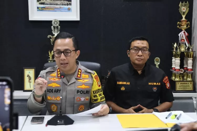 Kabid Humas Polda Metro Jaya, Kombes Ade Ary Syam Indradi (kiri). (mediahub.polri.go.id)