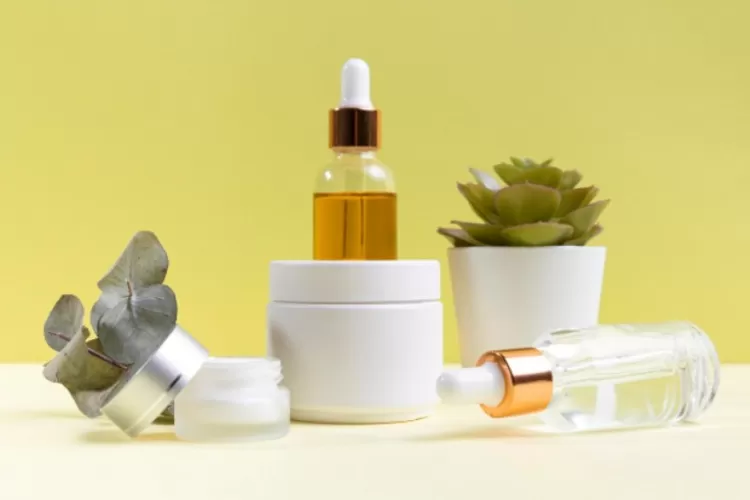 Ilustrasi. Perbandingan Serum Vitamin C vs Suplemen Kolagen untuk kulit cerah, sehat, dan kenyal. (Foto: freepik.com)