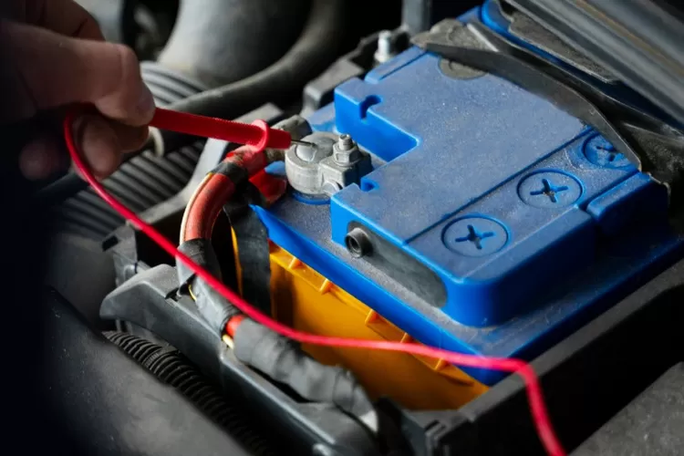 Foto Ilustrasi - Aki adalah komponen kendaraan yang berfungsi sebagai pemasok tenaga listrik dalam kendaraan. (Frepik/ freepik)