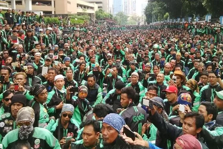 Demo Ojol dalam Rangka Menuntut Kenaikan upah.