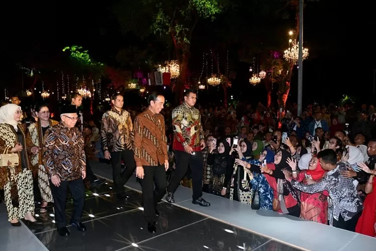 Jokowi: Masyarakat Indonesia Harus Bangga Memiliki Batik Sebagai Karya ...