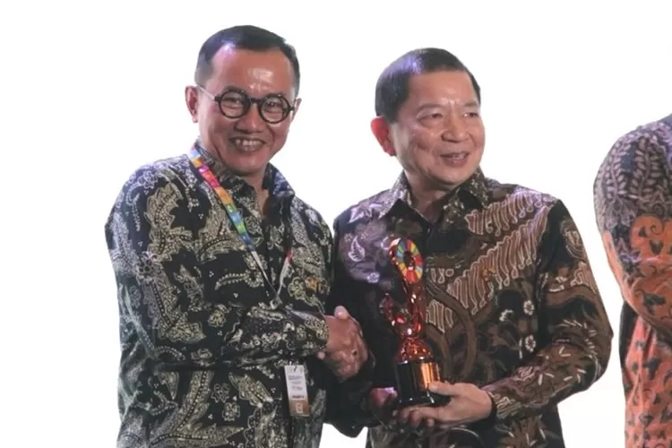 Menteri Perencanaan Pembangunan Nasional/Badan Perencanaan Pembangunan Nasional Suharso Monoarfa (kanan) menyerahkan Indonesia&rsquo;s SDGs Action Awards pada kategori Pelaku Usaha Besar kepada Sekretaris Perusahaan PLN Alois Wisnuhardana (kiri) di Yogyakarta. (PLN)