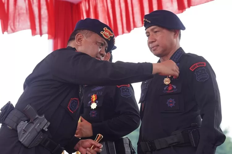 Disematkan Roda Kompas, Kasad Jenderal TNI Agus Subiyanto Menjadi Warga ...