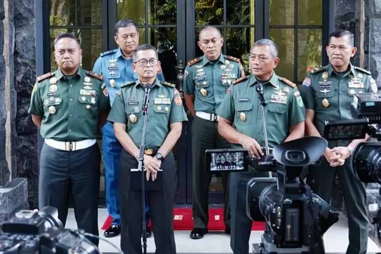 Kapuspen TNI Mayjen TNI Nugraha Gumilar dan Pangdam XVII/Cendrawasih Mayjen TNI Izak Pangemanan memberikan klarifikasi mengenai video kekerasan terhadap anggota KKB. (Puspen TNI)