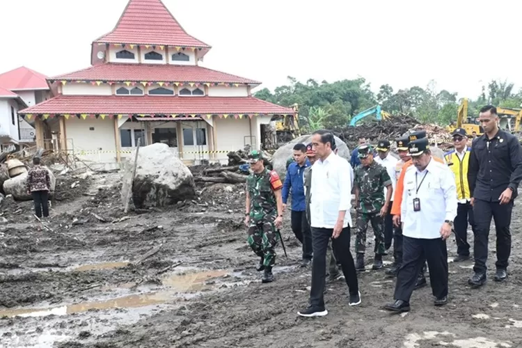 Presiden Jokowi meninjau lokasi terdampak longsor dan banjir bandang di Kabupaten Agam Sumatra Barat. (PMJ News)