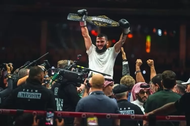 Artur Beterbiev menjadi raja kelas berat ringan setelah menang majority decision 12 ronde atas Dmitry Bivol. (Instagram @arturbeterbiev)