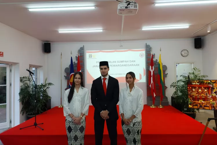 Pesepak bola Kevin Diks telah melaksanakan pengambilan sumpah dan janji setia pewarganegaraan di Kopenhagen, Denmark, Jumat (8/11/2024).  (foto: PSSI)