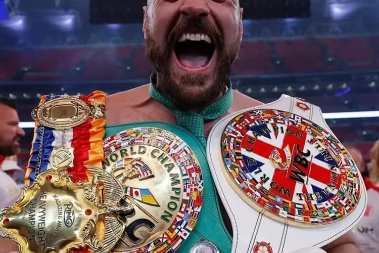 Tyson Fury dengan sabuk The Ring, WBC dan WBC Inggris. (Instagram @tysonfury)