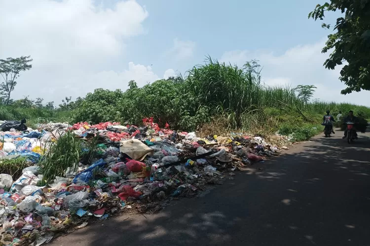 Warga Dan Pengendara Keluhkan Tumpukan Sampah Yang Timbulkan Bau Tak ...