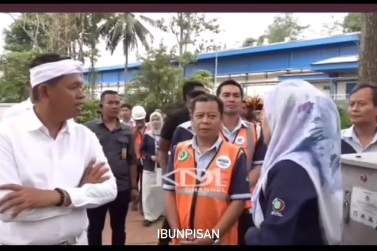 Momen Dedi Mulyadi temukan sumber air Aqua berasal dari sumur bor. (ig @ibunpisan)