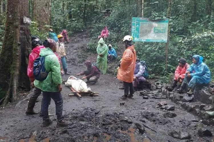 Tim Sar Gabungan Evakuasi Pendaki Asal Jakarta Jatuh Di Gunung Kerinci Smol Id