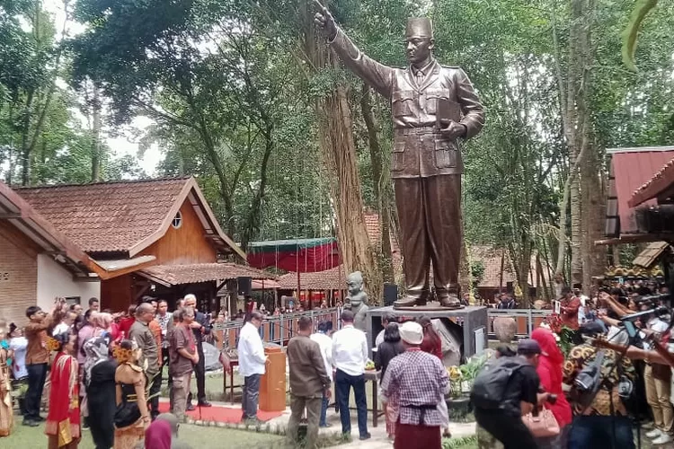 Telunjuk Patung Bung Karno Peringatan Bagi Bapak Pendiri Bangsa - Smol Id