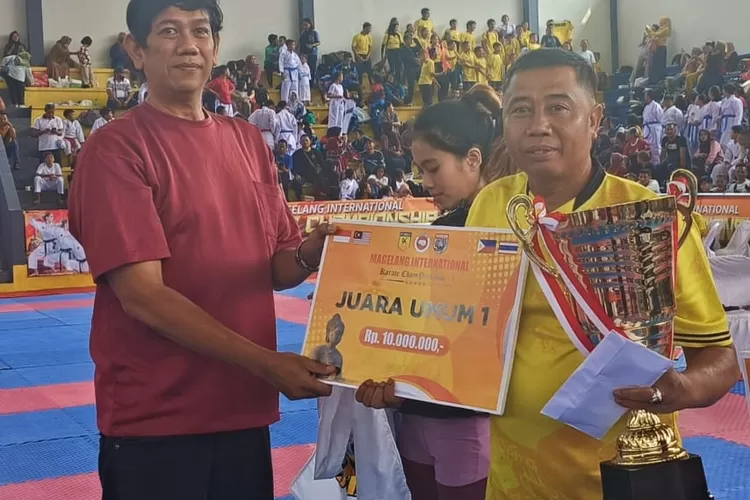 Sekjen PB Shiroite Sihan Yunus menyerahkan hadiah kepada juara 1 Magelang International Karate Championship 2023 