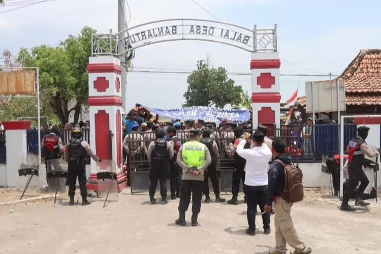 Ratusan massa warga Desa Banjarturi, Kecamatan Warureja, Kabupaten Tegal melakukan aksi unjuk rasa tuntut kejelasan pelaksanaan Pilkades PAW 