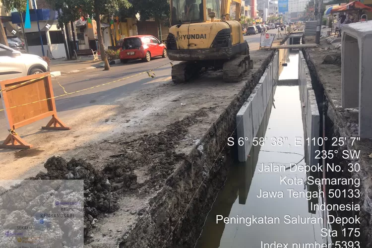 Proyek pengerjaan drainase dan crossing untuk mengurangi potensi banjir di Kota Semarang.