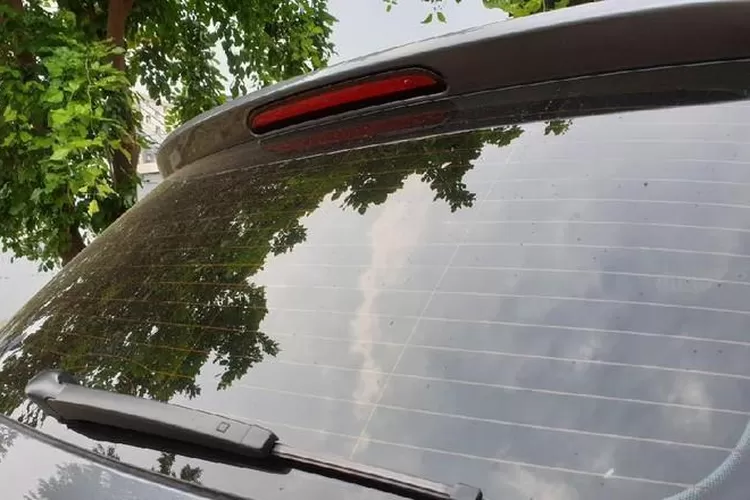 Ilustrasi. Keberadaan  Defogger bergaris-garis di kaca  belakang mobil./net