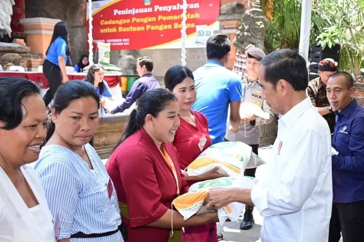 Presiden Joko Widodo secara langsung menyerahkan bantuan pangan berupa cadangan beras dari pemerintah kepada masyarakat penerima manfaat di Balai Budaya Batubulan, Kabupaten Gianyar, Provinsi Bali, Pada Selasa, 31 Oktober 2023. (Pontianak Globe/BPMI Setpres)