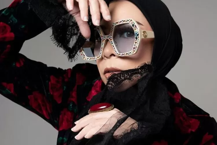 Penyanyi Melly Goeslaw pernah mendapatkan royalti Rp100 ribu.  (Instagram @melly_goeslaw)