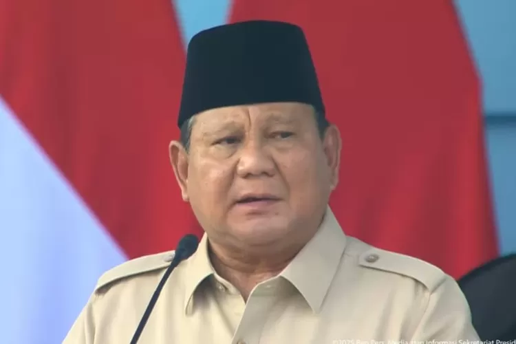 Presiden Prabowo Subianto saat upacara HUT ke-80 TNI 2025. HUT ke-80 TNI 2025 dirayakan khidmat. Prabowo tekankan penguasaan teknologi dan sinergi nasional, Kodim Purwakarta jaga komitmen bersama rakyat. (YouTube @Sekretariat Presiden)