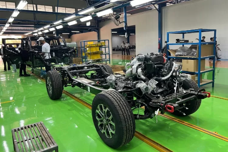 BAIC Indonesia resmi rakit BJ40 Plus di pabrik PT HIM Purwakarta. Harga SUV ini turun Rp100 juta. (Dok. Istimewa)