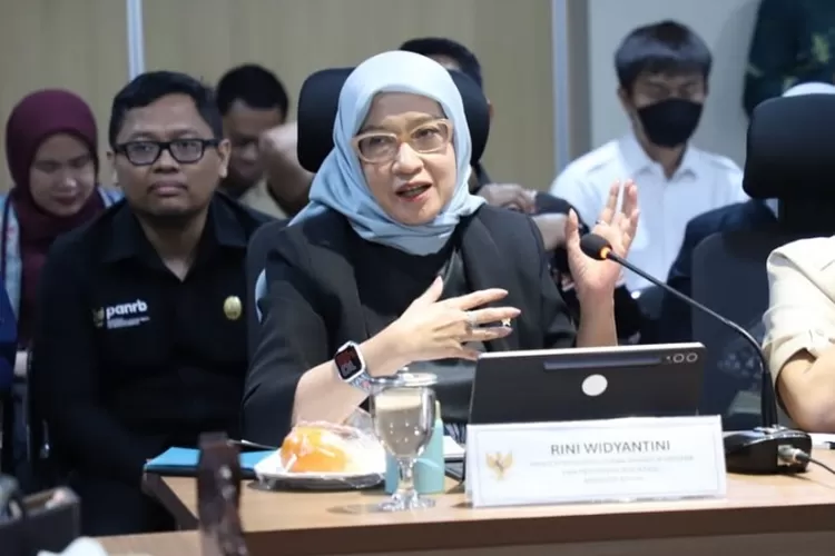 Menpan-RB, Rini Widyantini menyebut produktivitas masyarakat Indonesia belum optimal meski memiliki bonus demografi. (Instagram/official.riniwidyantini) (Rheina Putri / Postrend.com )