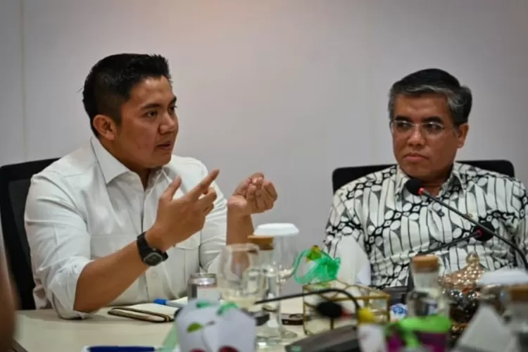 Seskab Teddy dan Menaker Yassierli mendiskusikan tentang Program Magang Nasional. (Instagram/sekretariat.kabinet) (Rheina Putri / Postrend.com)