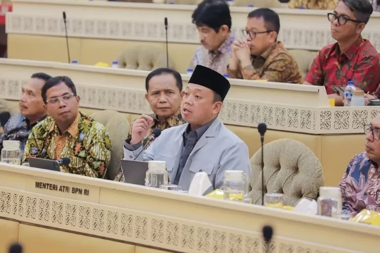 Menteri ATR-BPN  Nusron Wahid, saat rapat dengar pendapat dengan Komisi II DPR RI, diminta menaikkan pajak ke 60 keluarga kaya yang dinilai menguasai tanah di Indonesia. (Instagram.com/@nusronwahid