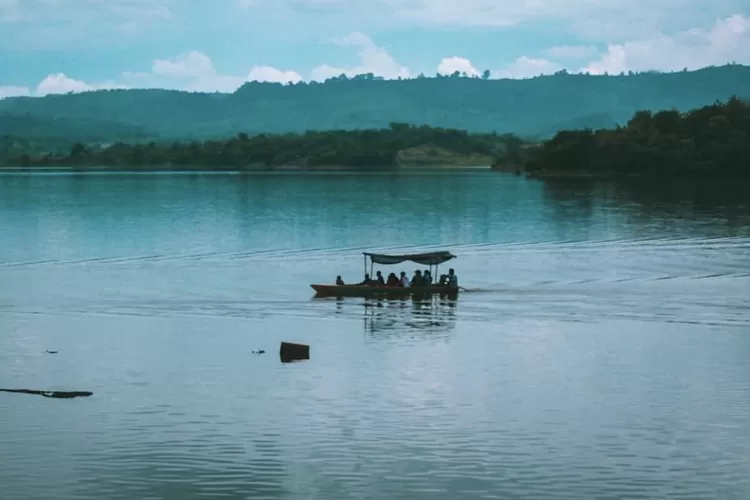 Mengenal Waduk Pacal Bojonegoro, Bendungan Dengan Pemandangan Indah ...