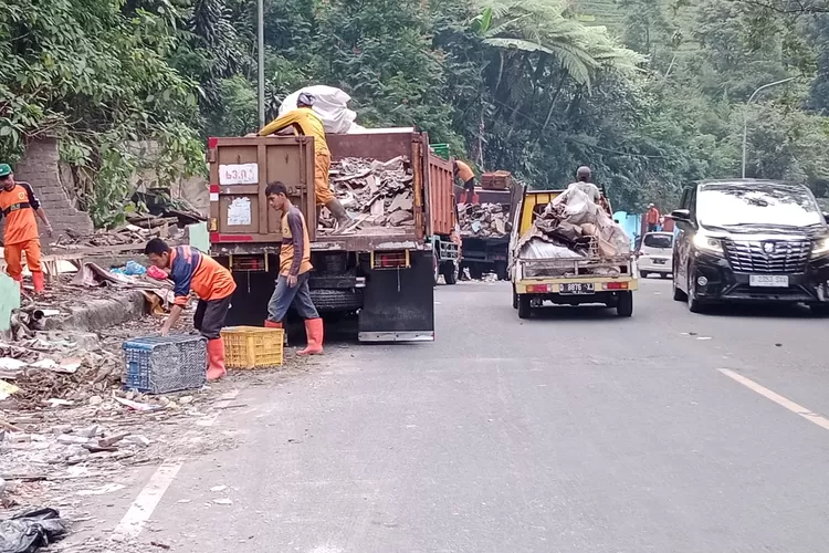 Pembersihan puing pasca pembongkaran lapak PKL di jalur Puncak, Kabupaten Bogor, Jawa Barat.  (Dims)