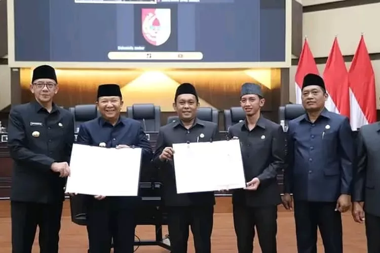 Bupati Hendy Beserta DPRD Jember Sahkan Perda APBD 2024 - Klik Times