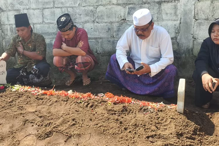 Korban Kecelakaan Fortuner Maut Di Gunung Bromo Dimakamkan Berdampingan ...