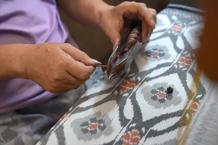 Detail tampilan kain tenun ikat 