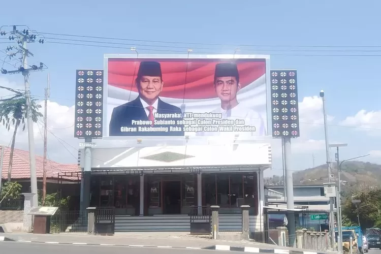 Baliho besar bergambarkan foto Prabowo-Gibran di Labuan Bajo, NTT