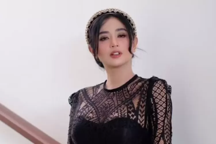 Dewi Perssik belum lama ini curhat khawatir orang disekeliling dirinya menusuk dari belakang (Instagram dewiperssik9)