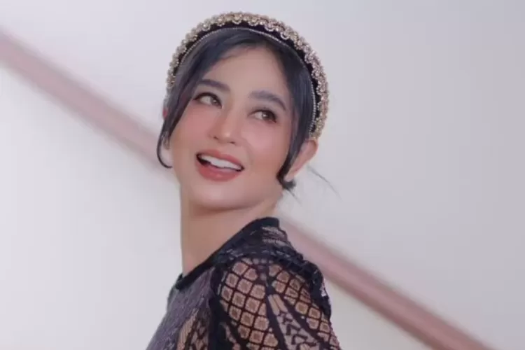 Dewi Perssik diduga sindir Aty Kodong, sebut tak tahan gampar orang (Instagram dewiperssik9)