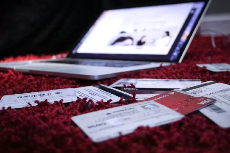 Revisi UU ITE menghadirkan sanksi pidana bagi pinjaman online yang melanggar aturan mengenai data nasabah kepada debt collector. (Unsplash Dylan Gillis)