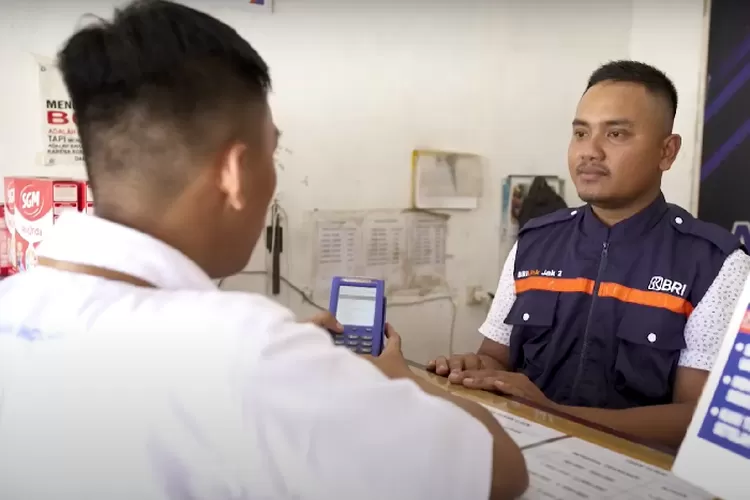 Kisah Fahrudin Saleh, seorang guru yang menjadi AgenBRILink, membawa akses keuangan langsung ke Muara Gembong, Bekasi. (Rilis)