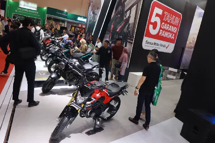 Komitmen baru PT Astra Honda Motor (AHM) yang memperpanjang garansi rangka sepeda motor Honda hingga 5 tahun tanpa batas jarak tempuh. (Rilis)
