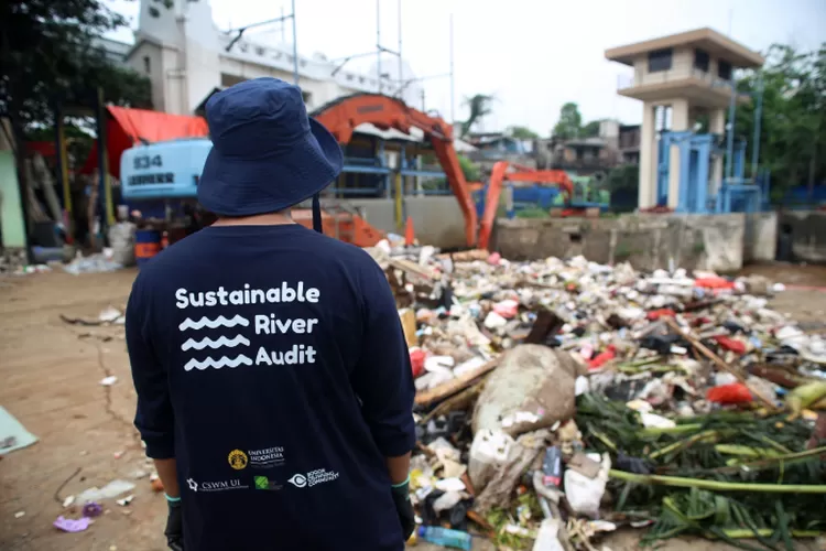 Audit Sampah Sungai Ciliwung kolaborasi tiga lembaga untuk melakukan monitoring dan evaluasi kebijakan terhadap beban cemaran sampah di Ciliwung.  (Foto: Audit Sampah Sungai Ciliwung)