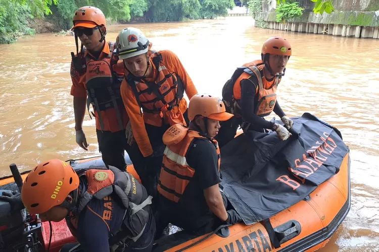 Evakuasi Korban Tenggelam di Kelurahan Duri Kosambi, Jakarta Barat (BPBD / JakartaInsider.id)